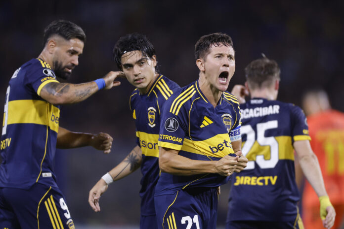 Fotografía de Juan Ignacio Roncoroni, en la que puede verse en una imagen de archivo del pasado 14 de abril al futbolista español Ander Herrera, de Boca Juniors. EFE
