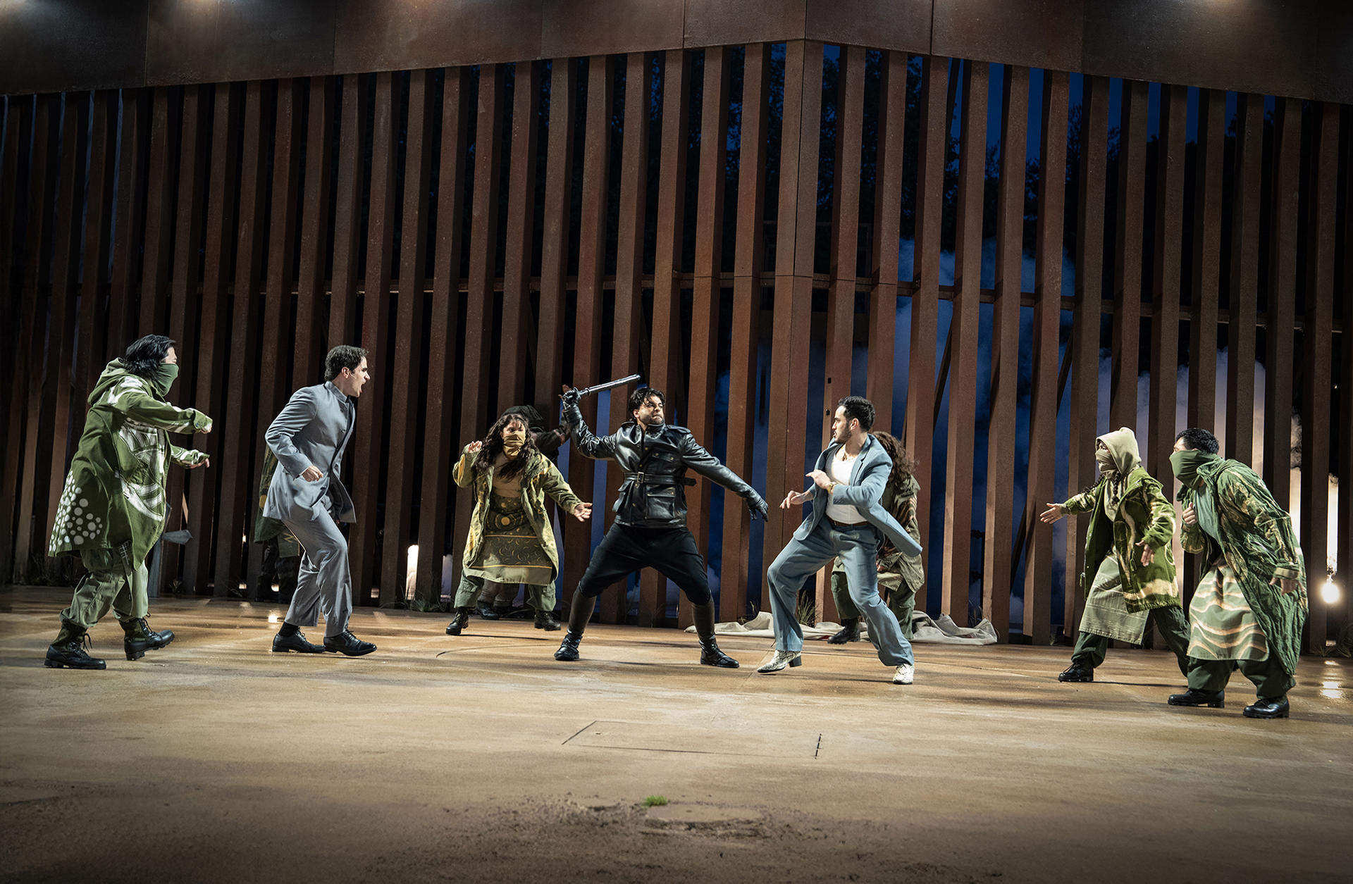 Fotografía cedida por Joan Marcus donde aparecen Ariyan Kassam como Tybalt (ci) y Zack López Roa (cd) como Benvolio, durante una representación de la versión de 'Romeo y Julieta' del director keniano Saheem Ali. EFE/Joan Marcus /SOLO USO EDITORIAL /NO VENTAS /SOLO DISPONIBLE PARA ILUSTRAR LA NOTICIA QUE ACOMPAÑA /CRÉDITO OBLIGATORIO
