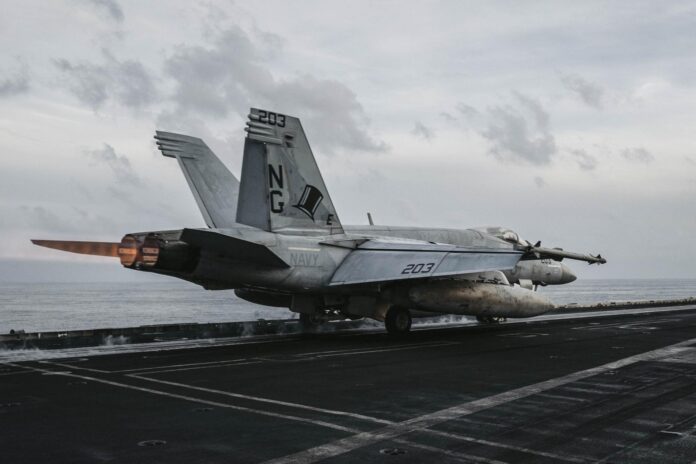 Fotografía difundida por el CENTCOM que muestra un avión de combate en el USS Abraham Lincoln durante una de las operaciones aéreas contra objetivos militares en Irán mientras navega en aguas regionales. EFE/ CENTCOM - SOLO USO EDITORIAL/SOLO DISPONIBLE PARA ILUSTRAR LA NOTICIA QUE ACOMPAÑA (CRÉDITO OBLIGATORIO) -
