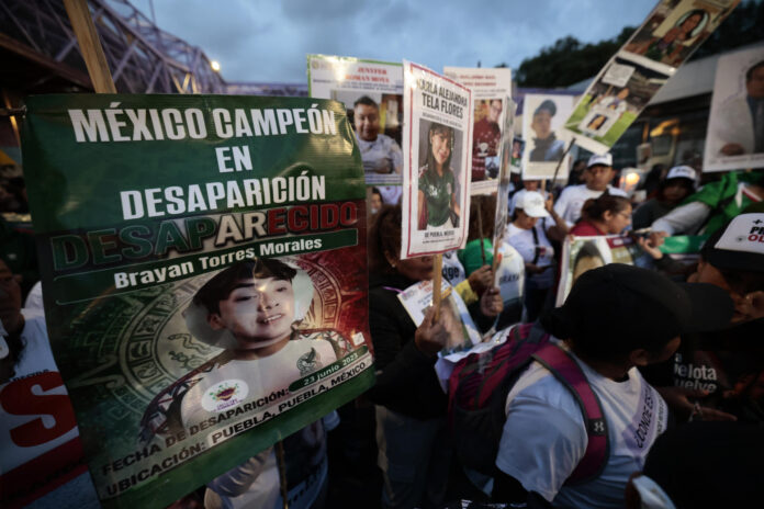 Personas sostienen carteles durante una protesta este miércoles, previo a la inauguración de la Copa Mundial de Fútbol de la FIFA 2026, en Ciudad de México (México). EFE/ José Méndez
