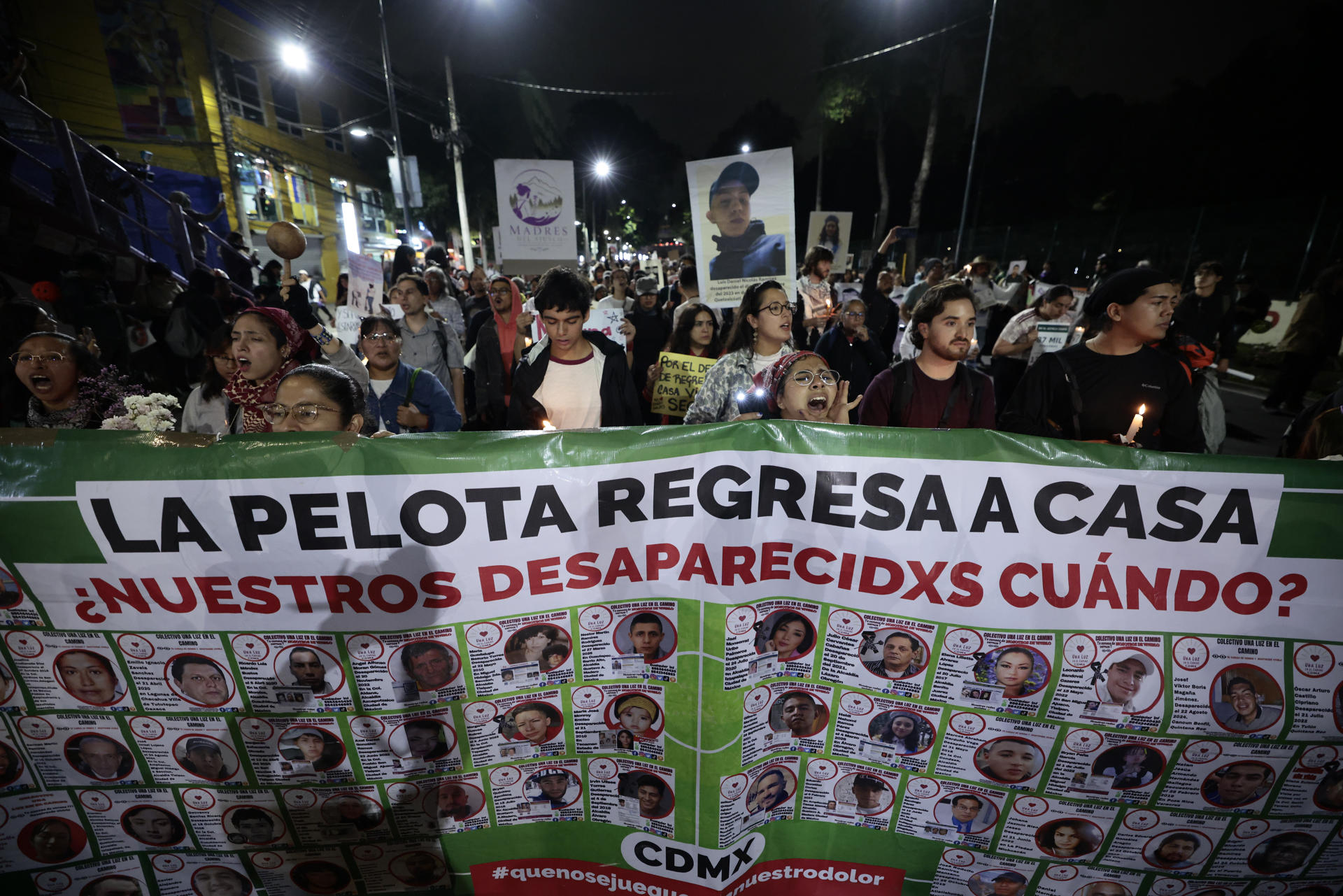 Personas sostienen carteles durante una protesta este miércoles, previo a la inauguración de la Copa Mundial de Fútbol de la FIFA 2026, en Ciudad de México (México). EFE/ José Méndez
