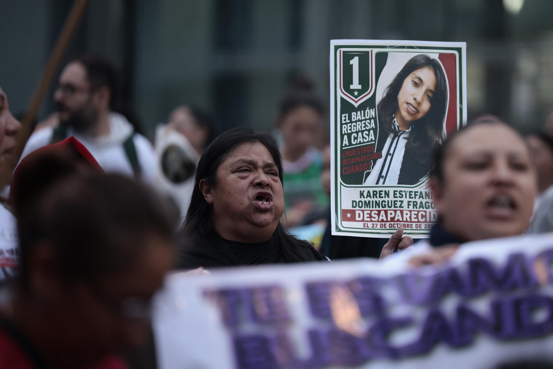 Una persona sostiene un cartel con una fotografía durante una protesta este miércoles, previo a la inauguración de la Copa Mundial de Fútbol de la FIFA 2026, en Ciudad de México (México). EFE/ José Méndez
