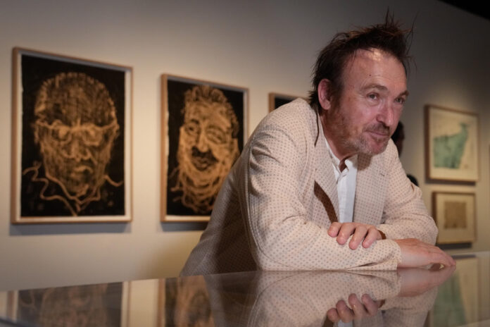 - El artista Miquel Barceló presentó hoy en la galería Artur Ramon Art una exposición dedicada a la obra gráfica realizada en Barcelona desde el año 2010, que reúne una treintena de grabados que dan cuenta de su proceso experimental y matérico en colaboración con los impresores Joan Roma y Takeshi Motomiya. EFE/Enric Fontcuberta

