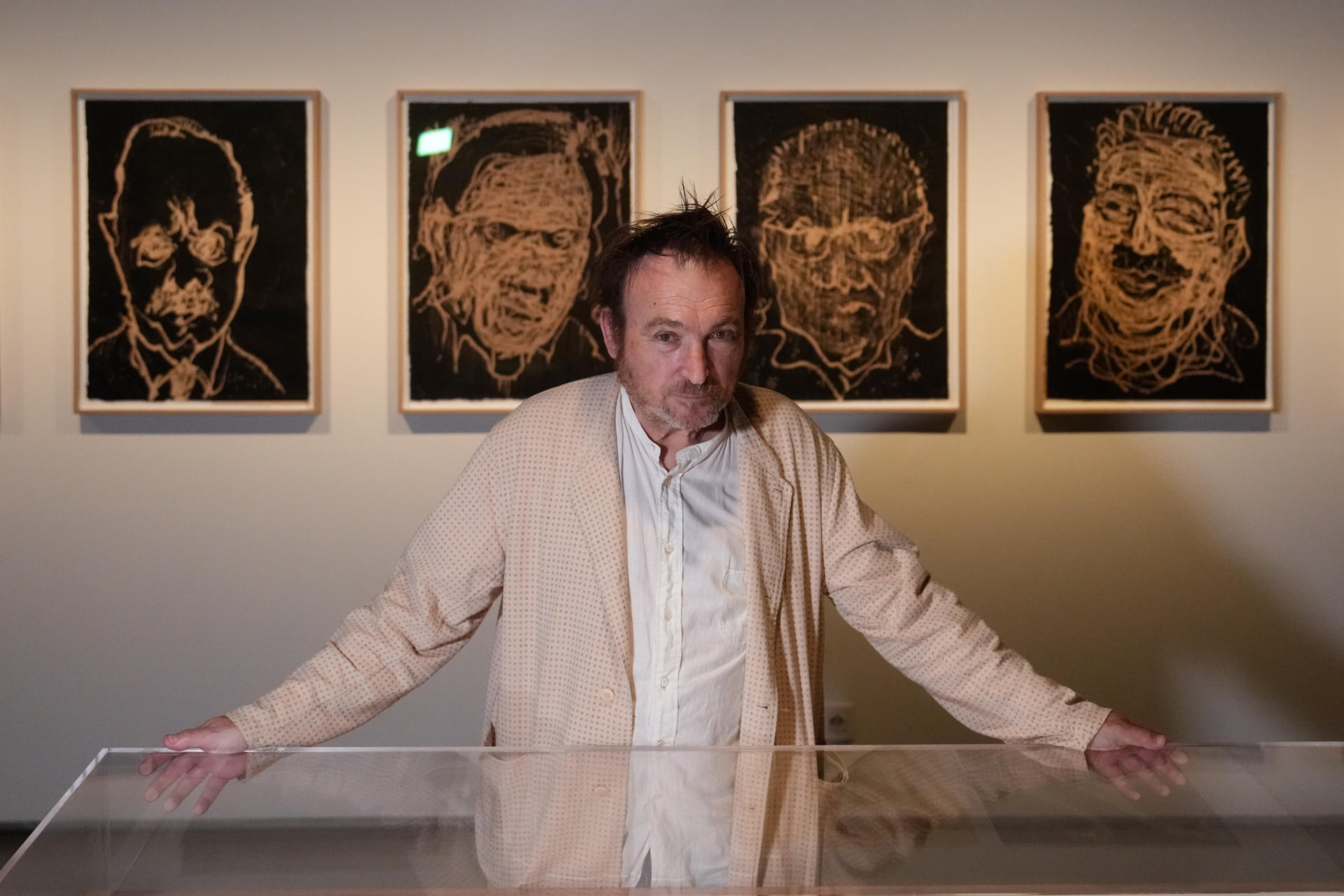 El artista Miquel Barceló presentó hoy en la galería Artur Ramon Art una exposición dedicada a la obra gráfica realizada en Barcelona desde el año 2010, que reúne una treintena de grabados que dan cuenta de su proceso experimental y matérico en colaboración con los impresores Joan Roma y Takeshi Motomiya. EFE/Enric Fontcuberta
