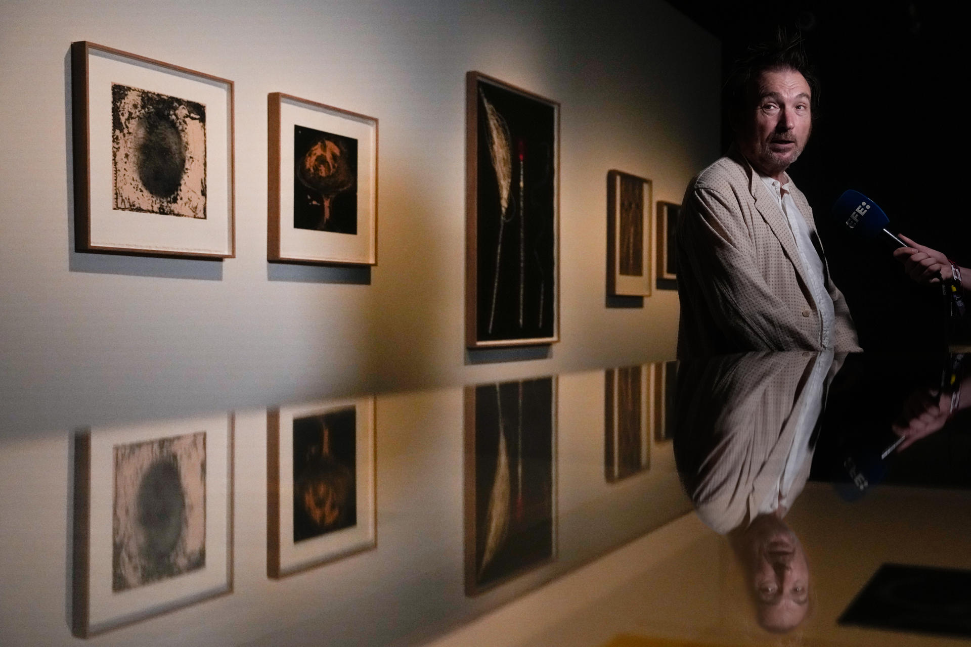 El artista Miquel Barceló presentó hoy en la galería Artur Ramon Art una exposición dedicada a la obra gráfica realizada en Barcelona desde el año 2010, que reúne una treintena de grabados que dan cuenta de su proceso experimental y matérico en colaboración con los impresores Joan Roma y Takeshi Motomiya. EFE/Enric Fontcuberta
