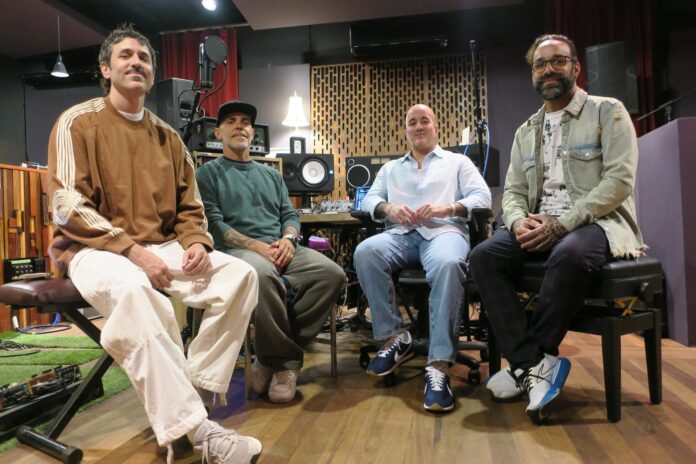 Fotografía del 28 de abril de 2026 que muestra desde la izquierda a los integrantes de la banda puertorriqueña de reggae Cultura Profética, Juan Carlos Sulsona, Eliut González, Willy Rodríguez y Omar Silva durante una entrevista con EFE en San Juan (Puerto Rico). EFE/ Jorge Muñiz
