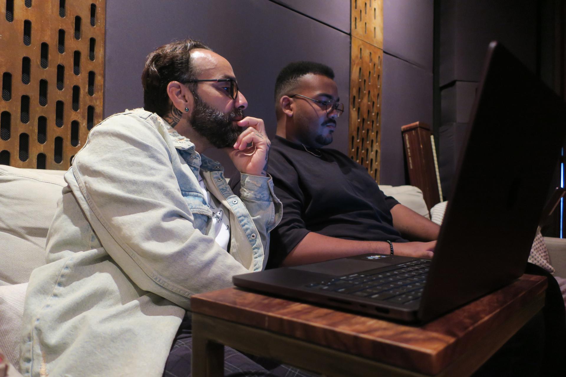 Fotografía del 28 de abril de 2026 que muestra a los integrantes de la banda puertorriqueña de reggae Cultura Profética Omar Silva (i) y Frido Vargas durante una entrevista con EFE en San Juan (Puerto Rico). EFE/ Jorge Muñiz