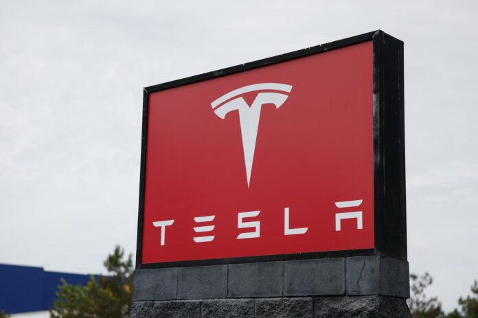 En la imagen de archivo, un logo de Tesla se muestra en Burbank, California, EE. UU.. EFE/EPA/CAROLINE BREHMAN
 
//////////
 
BURBANK (USA), 28/08/2025.- A Tesla logo is displayed outside a showroom in Burbank, California, USA, 28 August 2025. According to the European Automobile Manufacturers Association (ACEA), new European car registrations of Tesla vehicles totaled 8,837 in July, which is down 40 percent from the previous year. Meanwhile, BYD, a Chinese electric and plug-in hybrid carmaker that rivals Tesla in Europe, saw a 206.4 percent increase in July against 2024 figures. EFE/EPA/CAROLINE BREHMAN
