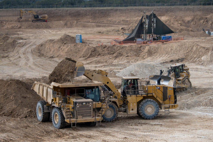 Fotografía que muestra una vista general de los trabajos en la zona de la Mina el pinabete, en el municipio de Sabinas, estado de Coahuila.(México). Fotografía de archivo. EFE/ Miguel Sierra
