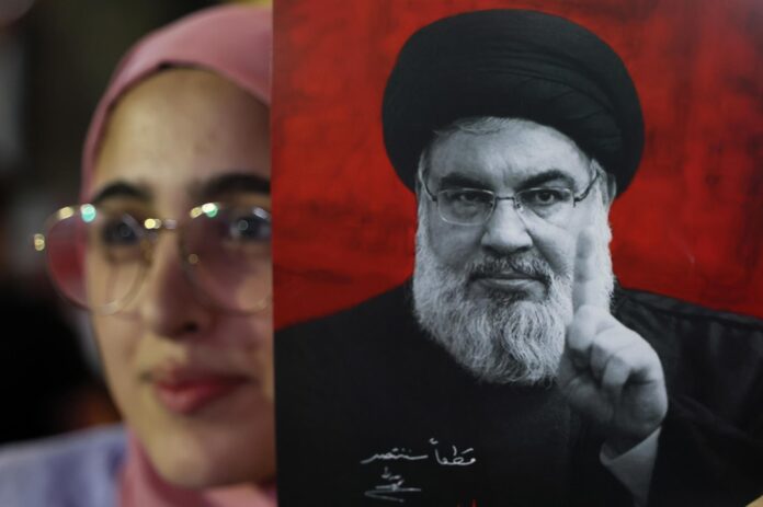 - Un partidario de Hezbolá porta una imagen del fallecido líder de Hezbolá Hassan Nasrallah durante una ceremonia en el suburbio sur de Beirut, Líbano, el 10 de junio de 2026. Los partidarios de Hezbolá se reunieron en la ceremonia para mostrar su apoyo al partido e Irán en medio de las hostilidades en curso con Israel y Estados Unidos, bajo el lema 'Nuestro campo y nuestro enemigo son uno'. (Líbano, Estados Unidos, Hizbulá/Hezbolá) EFE/EPA/WAEL HAMZEH

