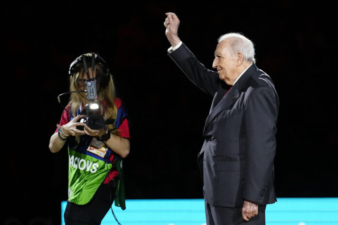 Fotografía de Enric Fontcuberta, en la que puede verse en una imagen de archivo del 16 de abril de 2023 al expresidente de la ACB Eduardo Portela, durante un homenaje que le ofrecieron. EFE
