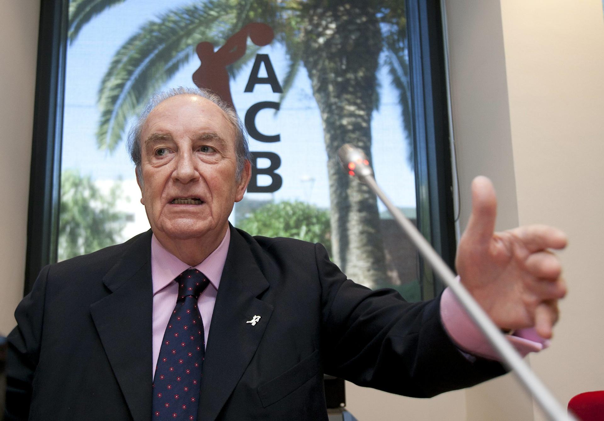 Fotografía de Alejandro García, en la que puede verse en una imagen de archivo del 22 de junio de 2011 al entonces presidente de la Asociación de Clubs de Baloncesto (ACB), Eduardo Portela. EFE

