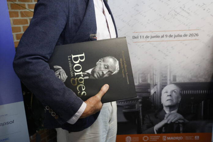 - Un hombre pasea con una edición recopilatoria de los textos de Jorge Luis Borges durante la presentación de la exposición 'Borges. Años de explendor literario' en la Biblioteca Eugenio Trías de Madrid este jueves. EFE/ Maria Aguilella Pardo
