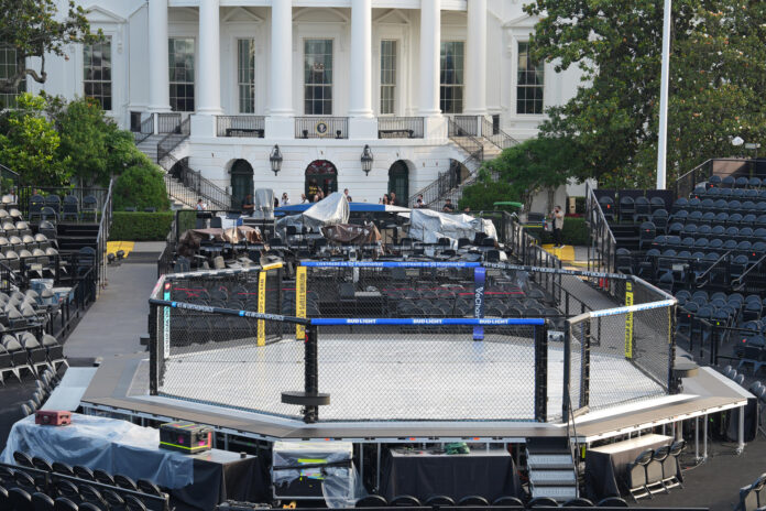 Fotografía que muestra este jueves, el cuadrilátero La Garra que albergará la velada de artes marciales mixtas prevista para el próximo 14 de junio con motivo del 80 cumpleaños del presidente de Estados Unidos, Donald Trump, en los jardines de la Casa Blanca en Washington (EE.UU.). EFE/ Octavio Guzmán
