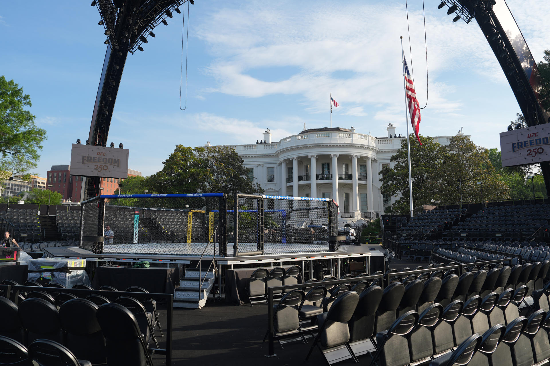 Fotografía que muestra este jueves, el cuadrilátero 'La Garra' que albergará la velada de artes marciales mixtas prevista para el próximo 14 de junio con motivo del 80 cumpleaños del presidente de Estados Unidos, Donald Trump, en los jardines de la Casa Blanca en Washington (EE.UU.). EFE/ Octavio Guzmán

