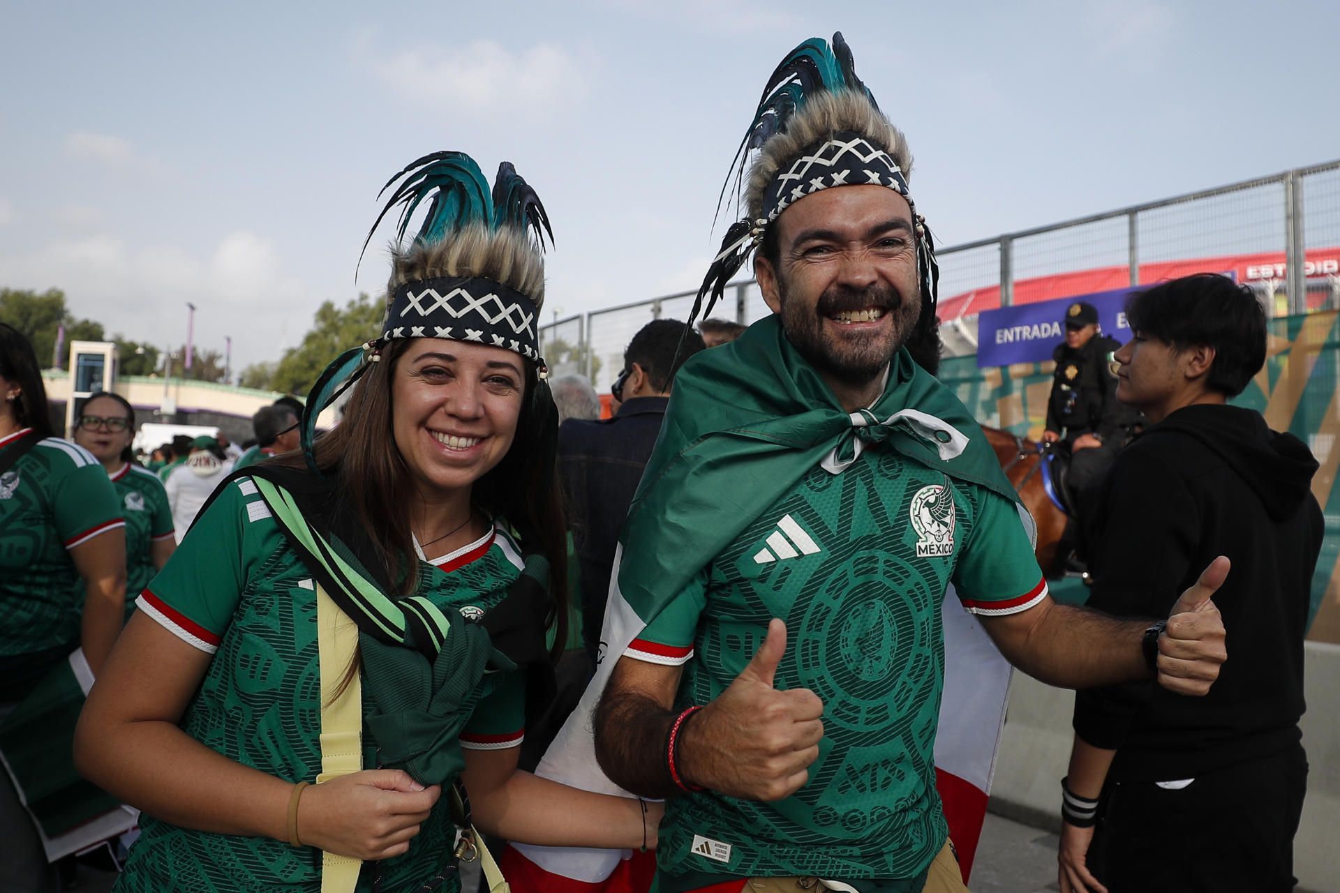 Aficionados animan previo a la inauguración del Mundial de la FIFA 2026 este jueves, en el estadio de Ciudad de México (México). EFE/Isaac Esquivel
