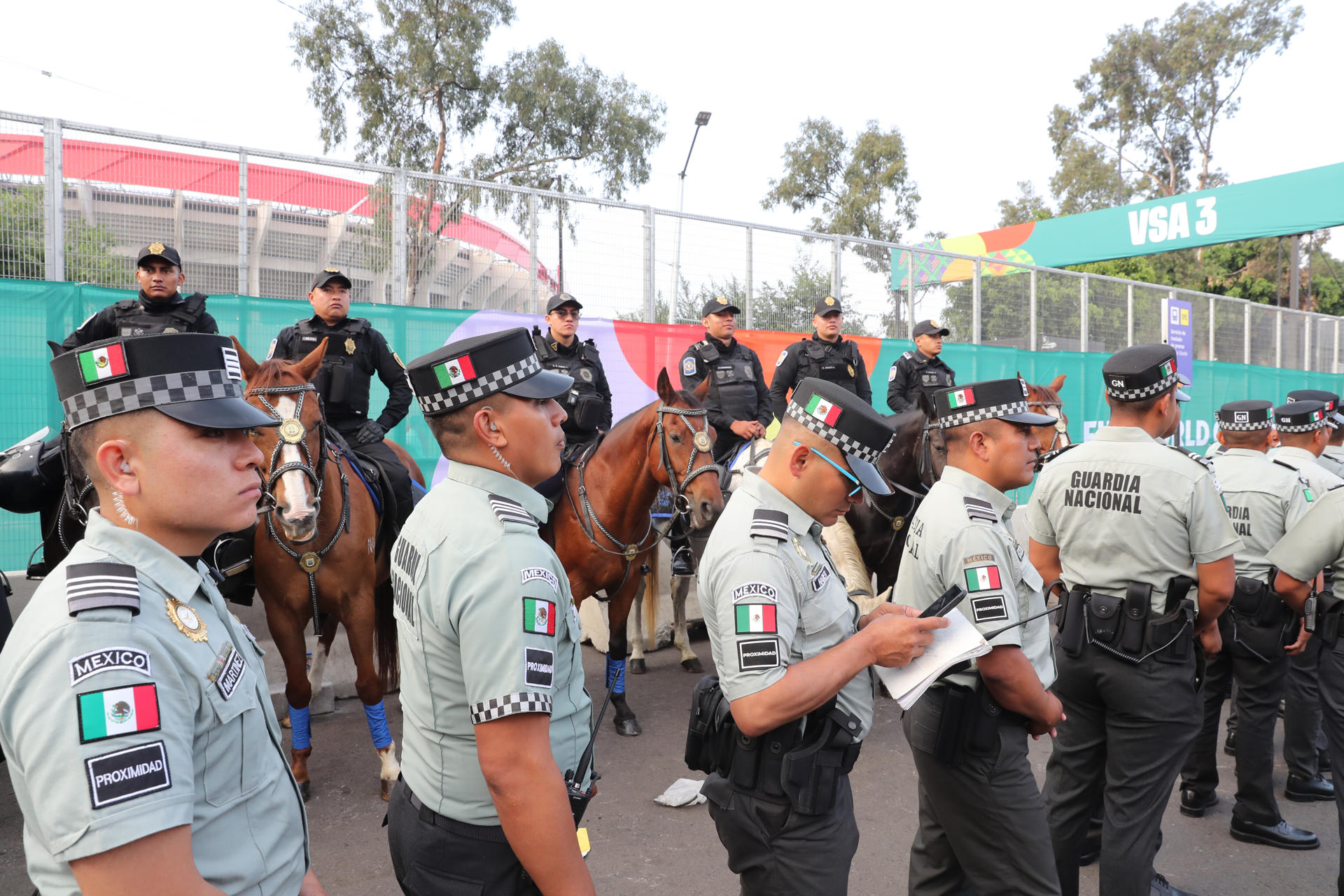 Aficionados hacen fila para ingresar a la inauguración del Mundial de la FIFA 2026 este jueves, en el estadio de Ciudad de México (México). EFE/Isaac Esquivel
