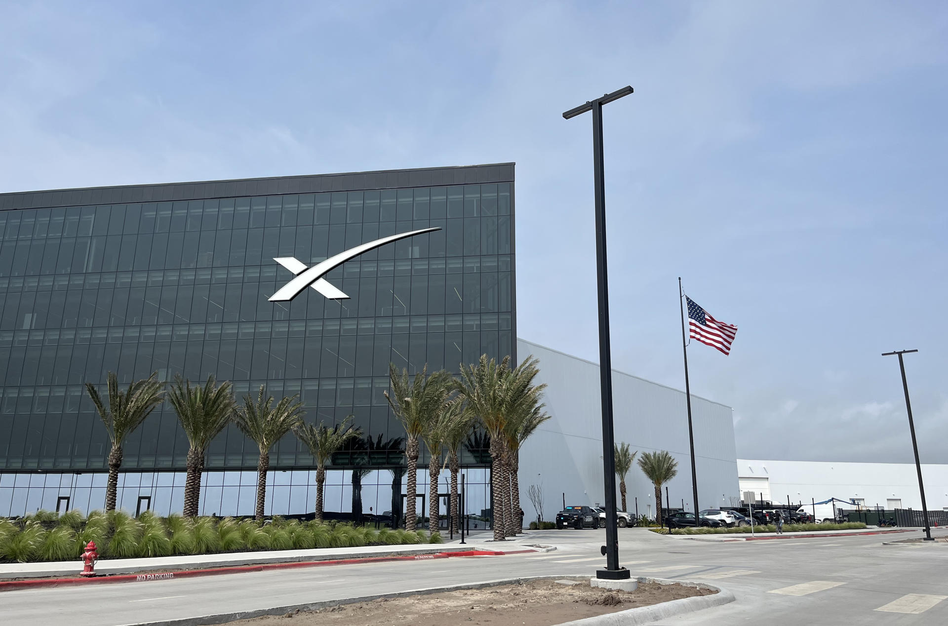 Fotografía de archivo del 30 de mayo de 2025 que muestra el edificio de la empresa aeroespecial SpaceX en Starbase, Brownsville (Estados Unidos). EFE/ Alejandra Arredondo

