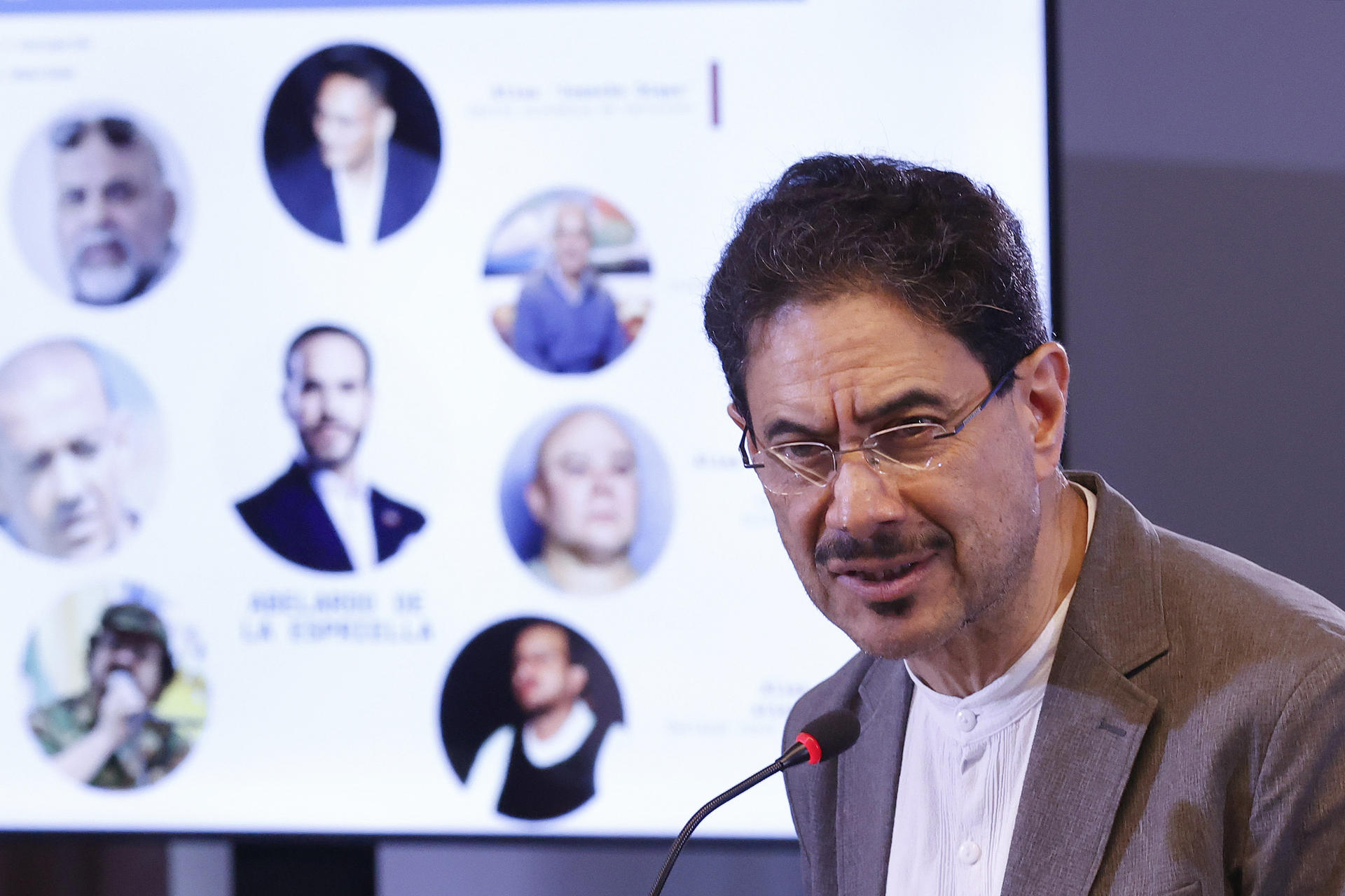 El candidato a la Presidencia de Colombia Iván Cepeda habla en una rueda de prensa este 11 de junio de 2026, en Bogotá (Colombia). EFE/ Mauricio Dueñas Castañeda