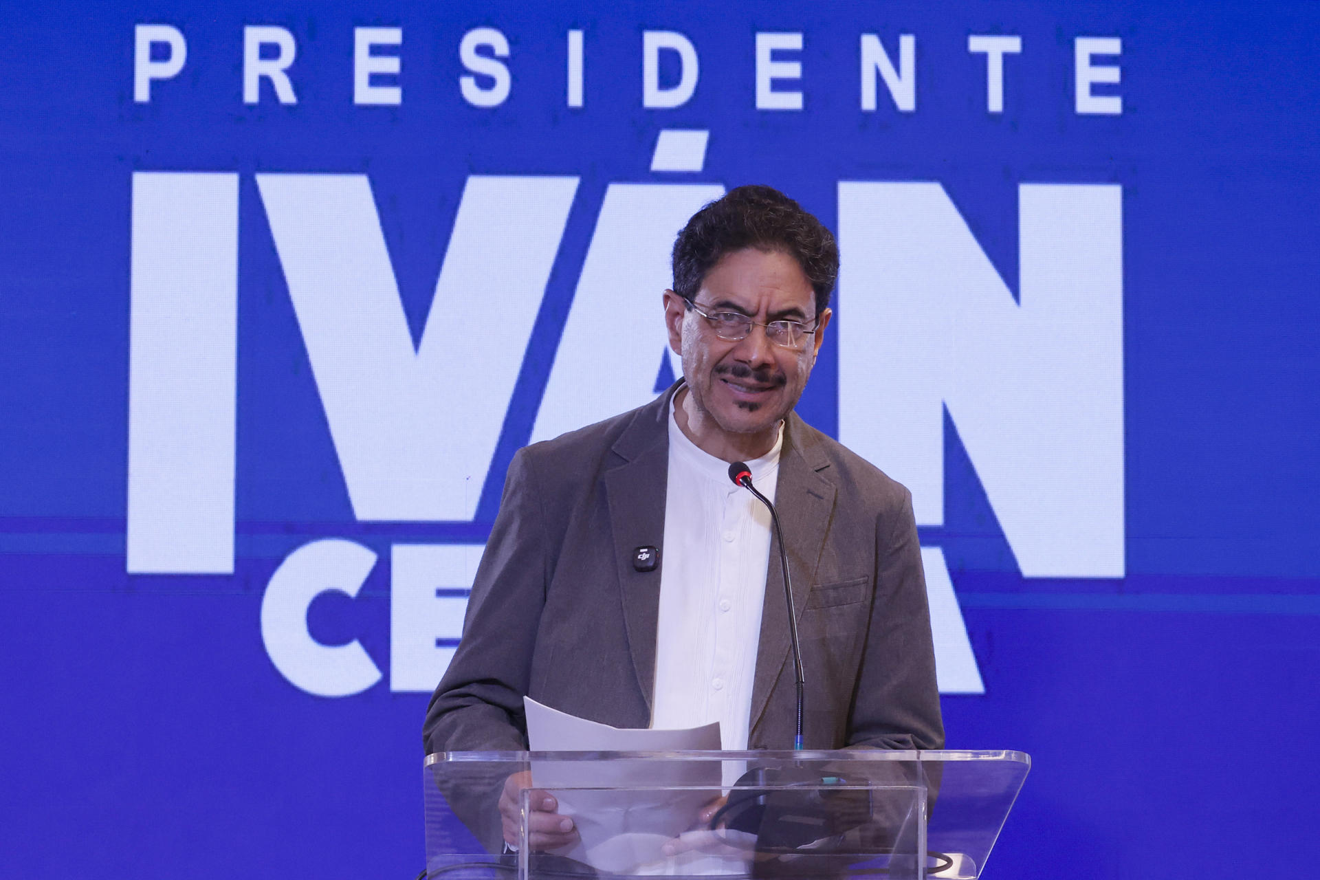 El candidato a la Presidencia de Colombia Iván Cepeda habla en una rueda de prensa este 11 de junio de 2026, en Bogotá (Colombia). EFE/ Mauricio Dueñas Castañeda