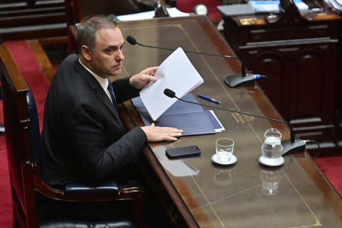 Fotografía de archivo, tomada el pasado 29 de abril, en la que se captó al jefe de Gabinete del Gobierno argentino, Manuel Adorni, al presentar un informe de gestión ante la Cámara de Diputados, en Buenos Aires (Argentina). EFE/Matías Campaya
