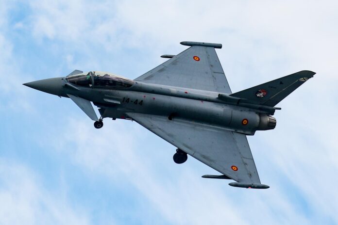 Un avión de combate Eurofighter vuela durante el Salón Aeronáutico ILA de Berlín 2026 en Schoenefeld, Alemania, . La exposición de la industria aeroespacial y de defensa tiene lugar en el aeropuerto de Berlín-Brandeburgo del 10 al 14 de junio de 2026. (Alemania) EFE/EPA/FILIP SINGER
