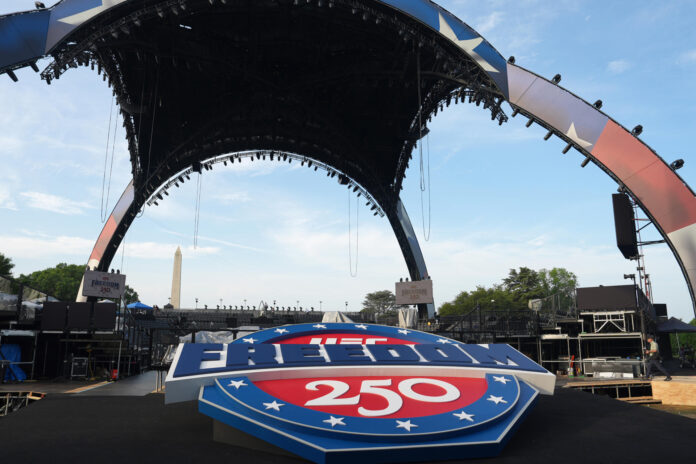 Vista general este 11 de junio de la gran estructura metálica denominada La Garra, que cubre el ring que albergará la velada de artes marciales mixtas prevista para el próximo 14 de junio -con motivo del 80 cumpleaños del presidente de Estados Unidos, Donald Trump-, en los jardines de la Casa Blanca, en Washington DC (EE.UU.). EFE/Octavio Guzmán
