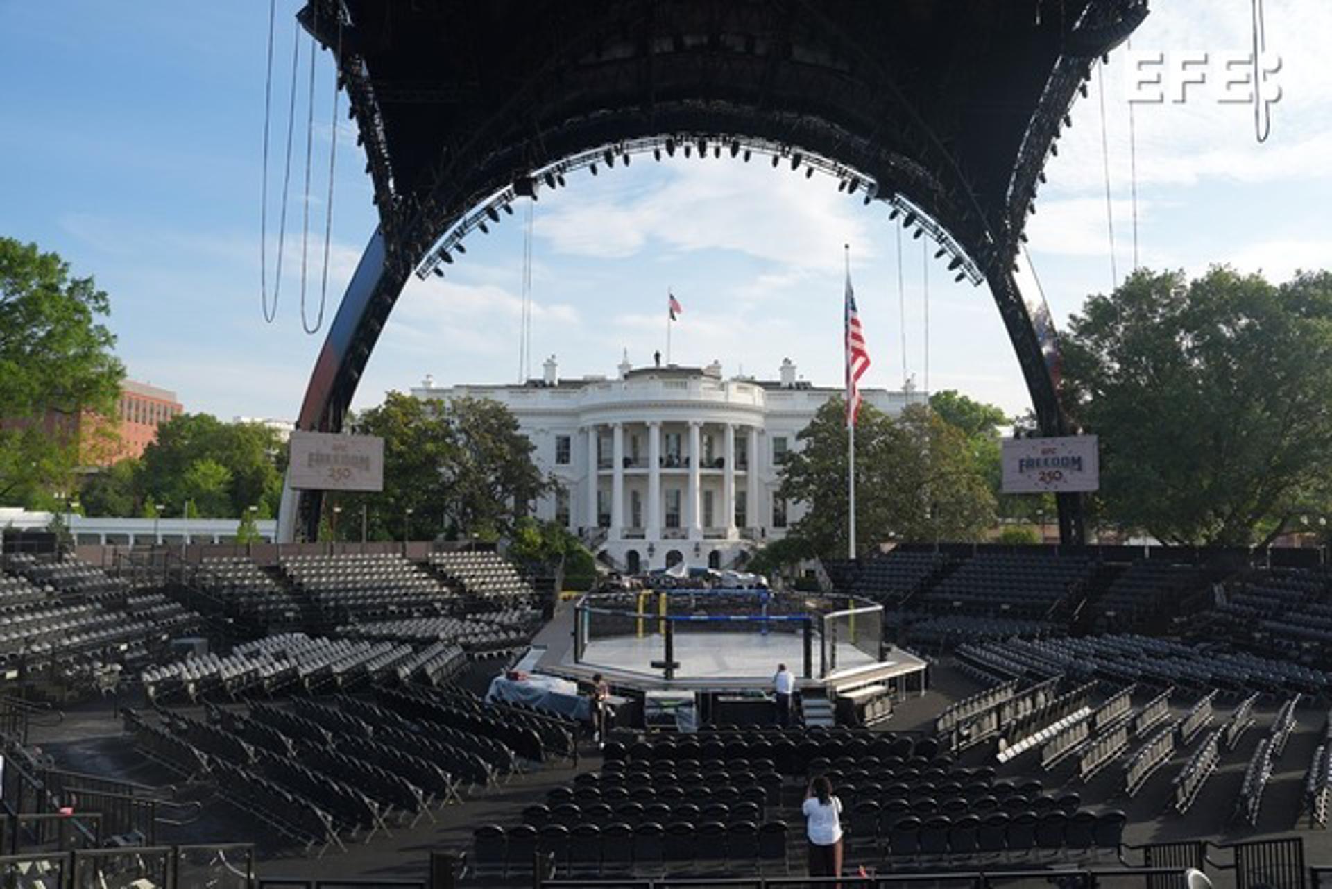 Vista general este 11 de junio de la Casa Blanca, a través de la gran estructura metálica denominada La Garra que cubre el ring que albergará la velada de artes marciales mixtas prevista para el próximo 14 de junio -con motivo del 80 cumpleaños del presidente de Estados Unidos, Donald Trump-, en Washington DC (EE.UU.). EFE/Octavio Guzmán