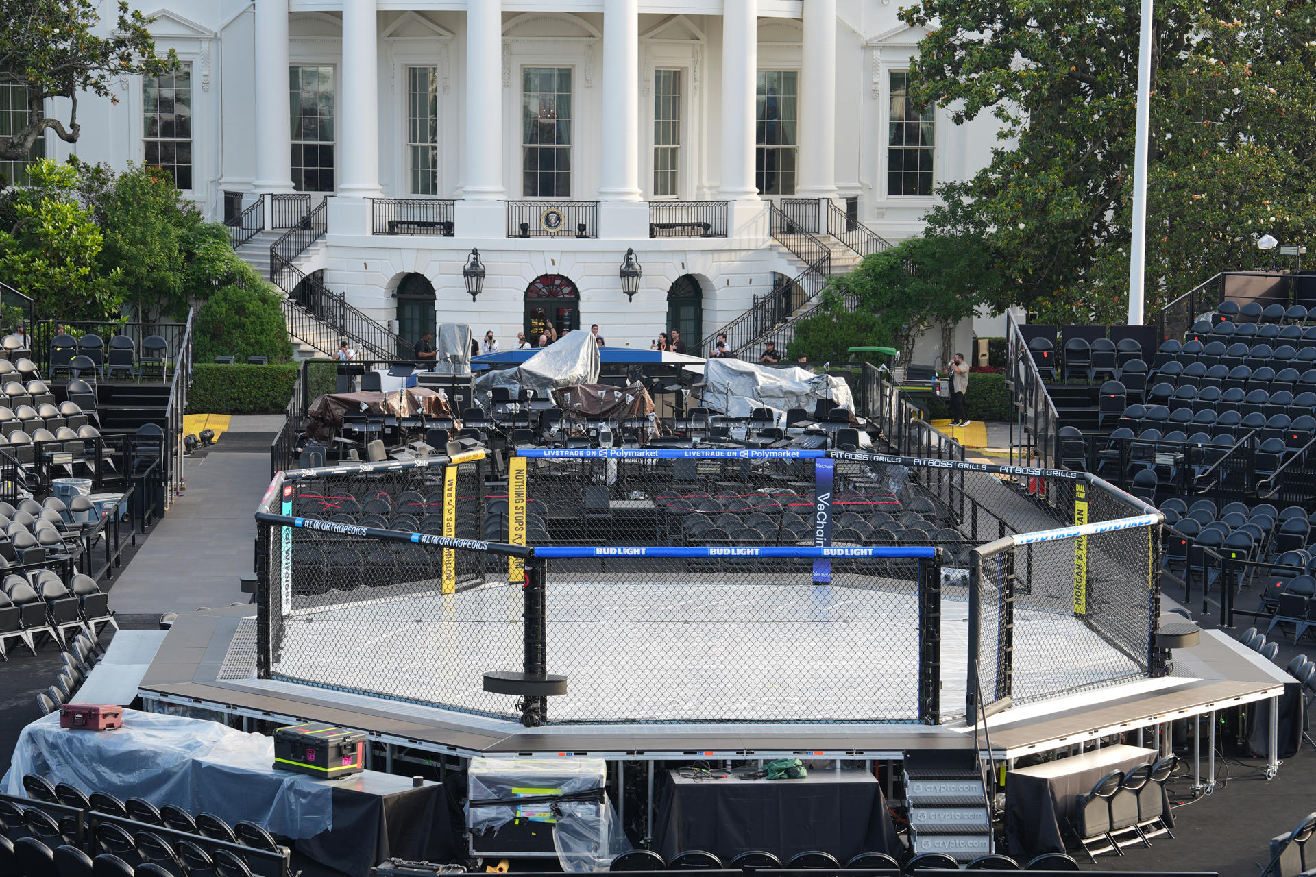 Vista general del ring que albergará la velada de artes marciales mixtas prevista para el próximo 14 de junio con motivo del 80 cumpleaños del presidente de Estados Unidos, Donald Trump, en los jardines de la Casa Blanca, en Washington DC (EE.UU.). EFE/Octavio Guzmán