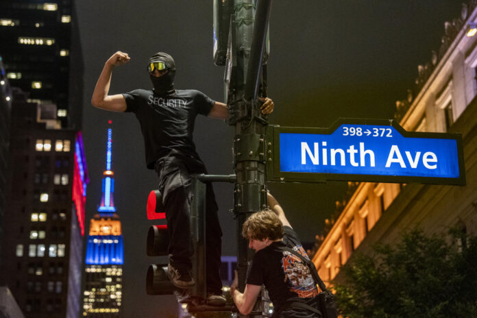 Un aficionado de los Knicks celebra este miércoles, al finalizar el cuarto partido de las finales de la NBA entre New York Knicks y San Antonio Spurs en el Madison Square Garden, en Nueva York (Estados Unidos). EFE/ Ángel Colmenares
