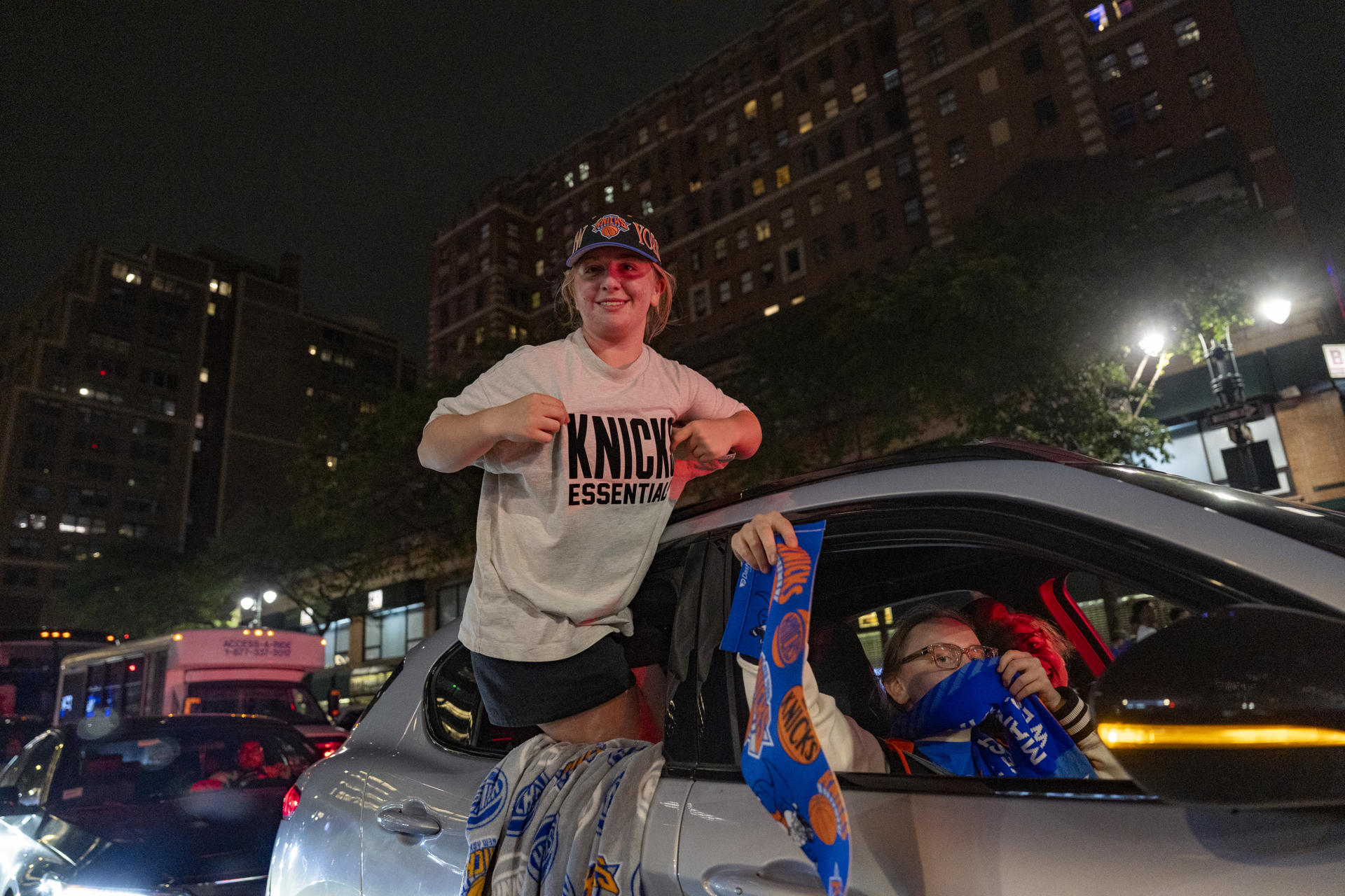 Aficionados de los Knicks celebran este miércoles, al finalizar el cuarto partido de las finales de la NBA entre New York Knicks y San Antonio Spurs en el Madison Square Garden, en Nueva York (Estados Unidos). EFE/ Ángel Colmenares
