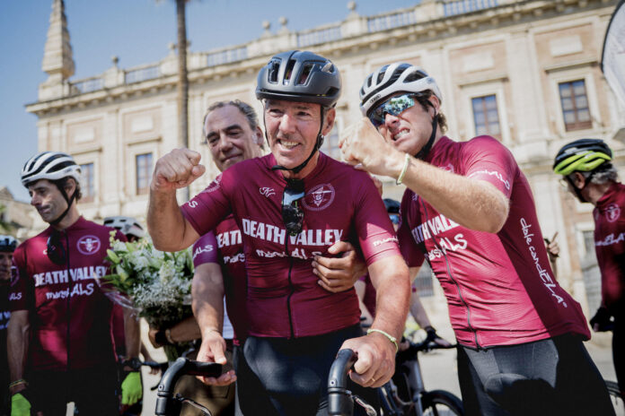 El activista y enfermo de esclerosis lateral amiotrófica (ELA) Jaime Lafita, acompañado por su familia y un grupo de amigos, ha culminado en Sevilla un recorrido ciclista de más de 1.000 kilómetros desde el municipio vizcaíno de Etxebarri para reclamar la plena aplicación de la conocida como Ley ELA. EFE/ Mauri Buhigas
