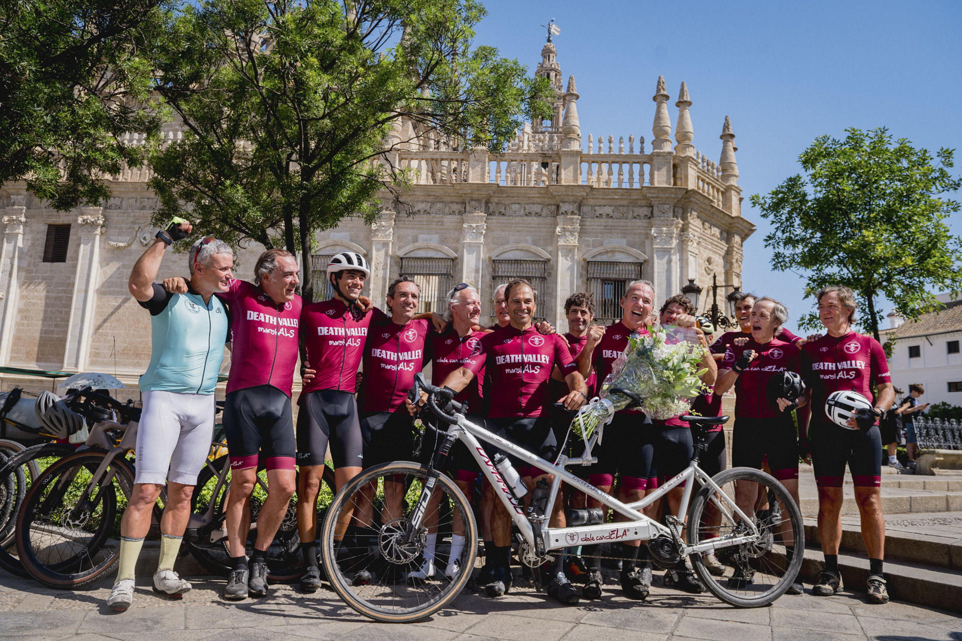 Sevilla, 11 jun (EFE).- El activista y enfermo de esclerosis lateral amiotrófica (ELA) Jaime Lafita, acompañado por su familia y un grupo de amigos, ha culminado en Sevilla un recorrido ciclista de más de 1.000 kilómetros desde el municipio vizcaíno de Etxebarri para reclamar la plena aplicación de la conocida como Ley ELA. EFE/ Mauri Buhigas