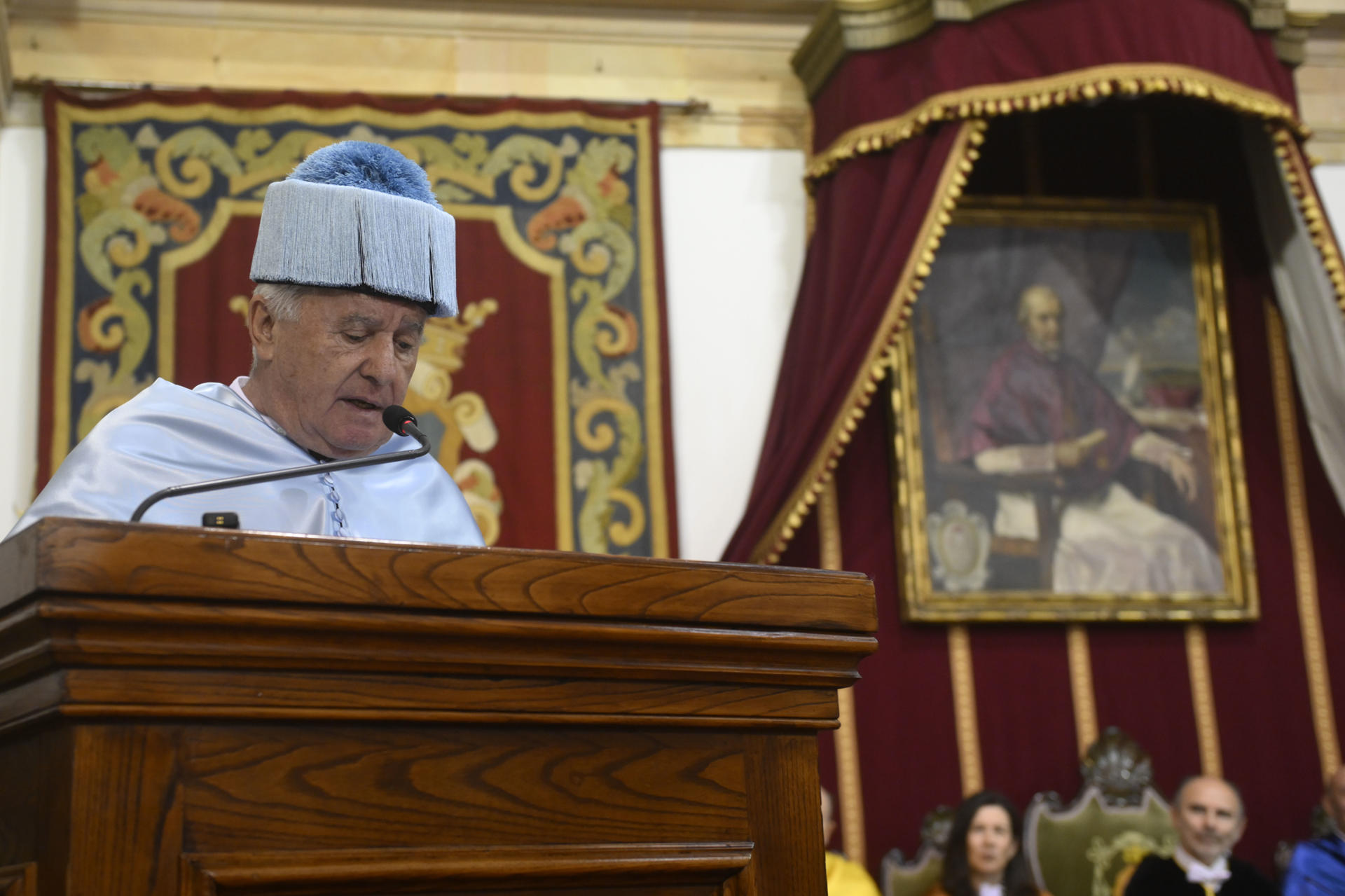 El cantautor asturiano Víctor Manuel interviene tras ser investido doctor Honoris Causa por la Universidad de Oviedo este jueves. EFE/ Eloy Alonso
