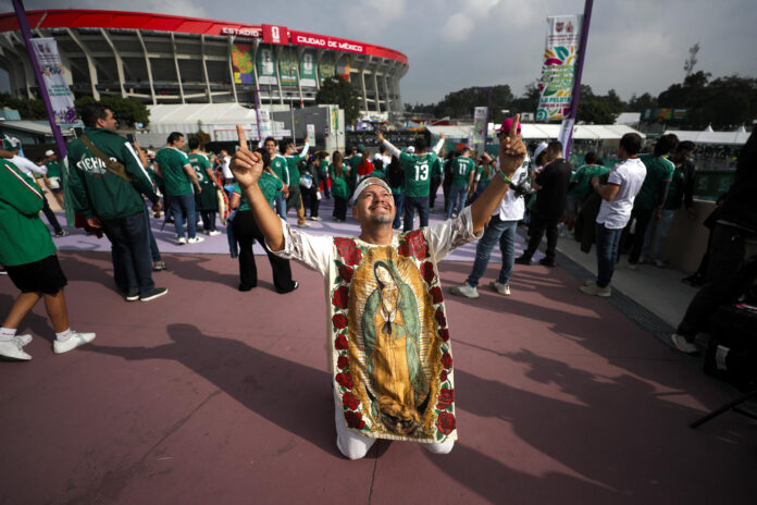 Un aficionado anima previo a la inauguración del Mundial de la FIFA 2026 este jueves, en el estadio de Ciudad de México (México). EFE/Isaac Esquivel
