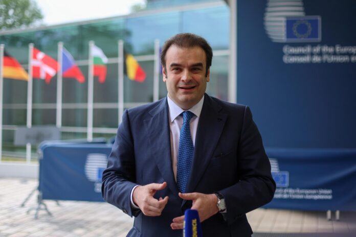 El presidente del Eurogrupo y ministro de Economía y Finanzas de Grecia, Kyriakos Pierrakakis, habla con los miembros de los medios de comunicación antes de la reunión de ministros de finanzas del Eurogrupo en Luxemburgo, el 11 de junio de 2026. EFE/EPA/OLIVIER HOSLET
 
//////////
 
Luxembourg (Luxembourg), 11/06/2026.- President of the Eurogroup and Greece's Minister of National Economy and Finance Kyriakos Pierrakakis speaks to media members ahead of the Eurogroup Finance Ministers Meeting in Luxembourg, 11 June 2026. (Grecia, Luxemburgo, Luxemburgo) EFE/EPA/OLIVIER HOSLET
