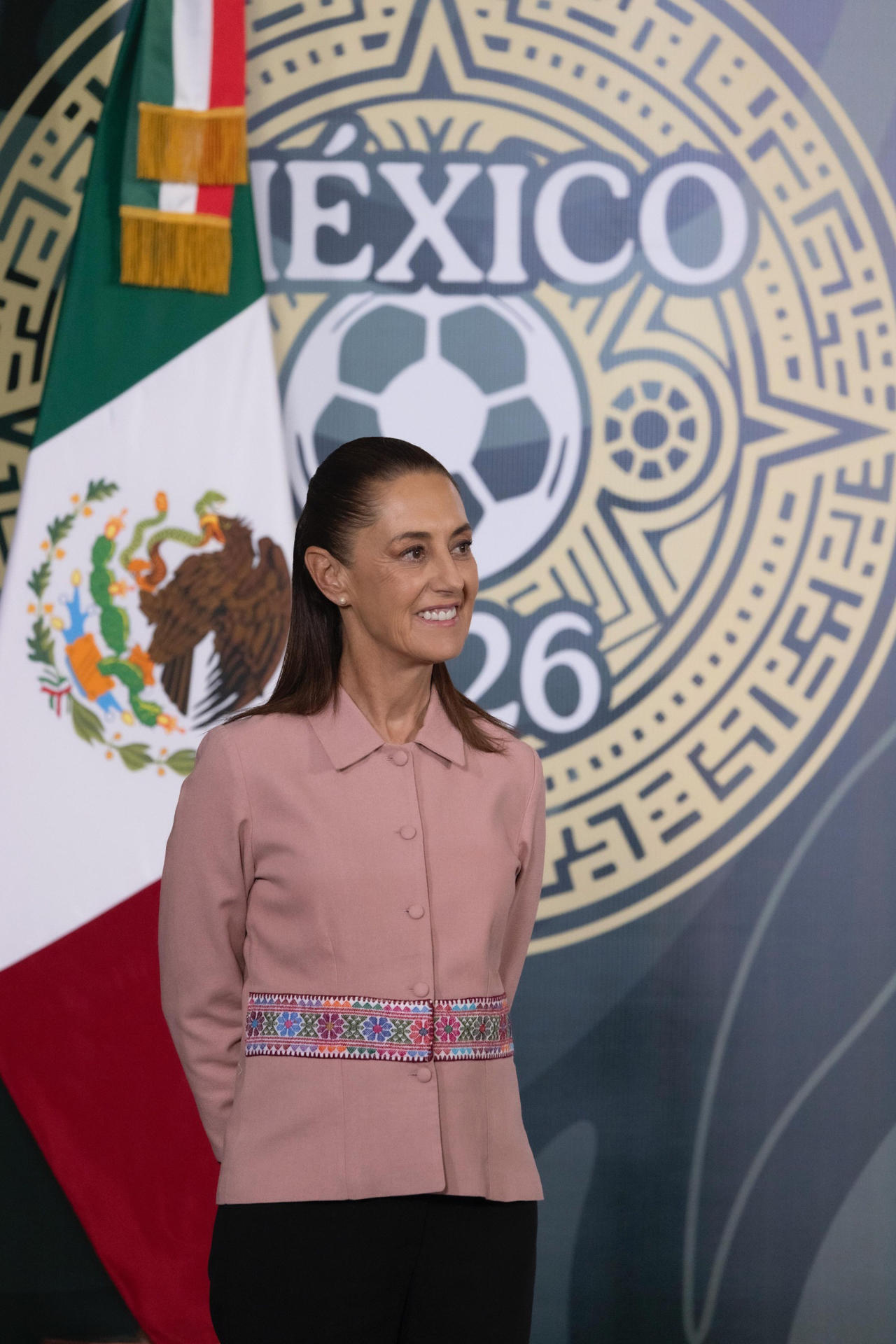 Fotografía cedida por la Presidencia de México de su mandataria, Claudia Sheinbaum, durante una rueda de prensa este jueves, en el Palacio Nacional de Ciudad de México (México). EFE/ Presidencia de México /SOLO USO EDITORIAL/NO VENTAS/ SOLO DISPONIBLE PARA ILUSTRAR LA NOTICIA QUE ACOMPAÑA (CRÉDITO OBLIGATORIO)