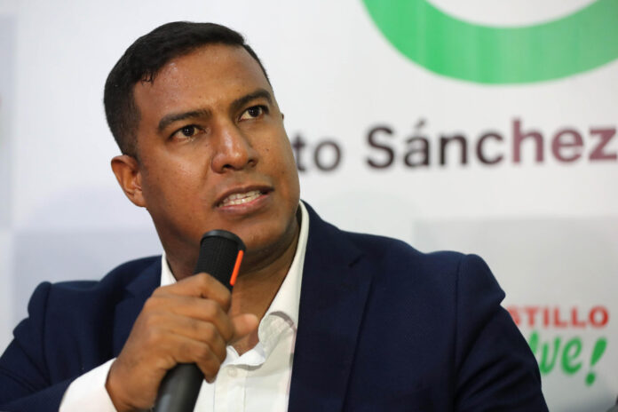 El secretario general del partido Juntos por el Perú, Ernesto Zunini, fue captado el pasado 9 de mayo, durante una rueda de prensa, en Lima (Perú). EFE/Paolo Aguilar
