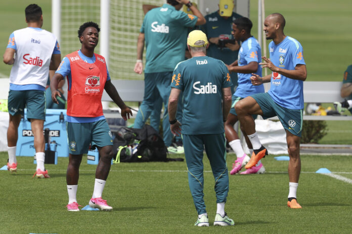 Carlo Ancelotti (c) entrenador de Brasil dirige a Vini Jr. (i) y Fabinho (d) en un entrenamiento en el centro Columbia Park en Morristown, New Jersey (EE.UU.). EFE/ Sebastiao Moreira
