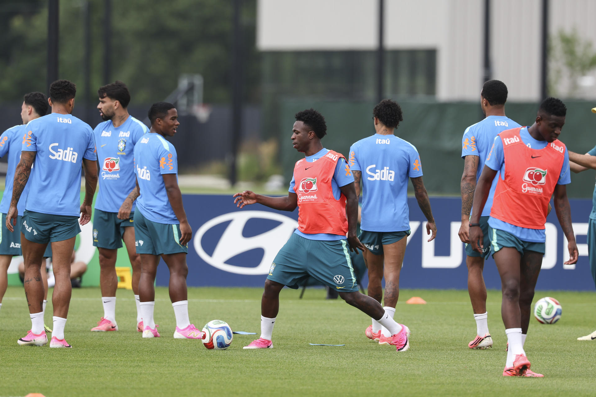 Endrick (c-i) y Vini Jr. (c) de Brasil entrenan en el centro Columbia Park en Morristown, New Jersey (EE.UU.). EFE/ Sebastiao Moreira
