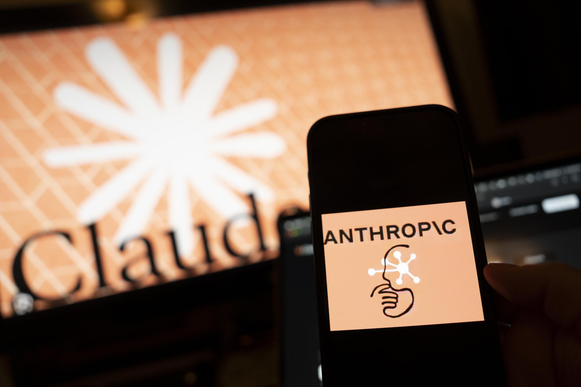 Fotografía de archivo que muestra una persona sosteniendo un teléfono con el logotipo compañía Anthropic en Nueva York (Estados Unidos).EFE/ Ángel Colmenares
