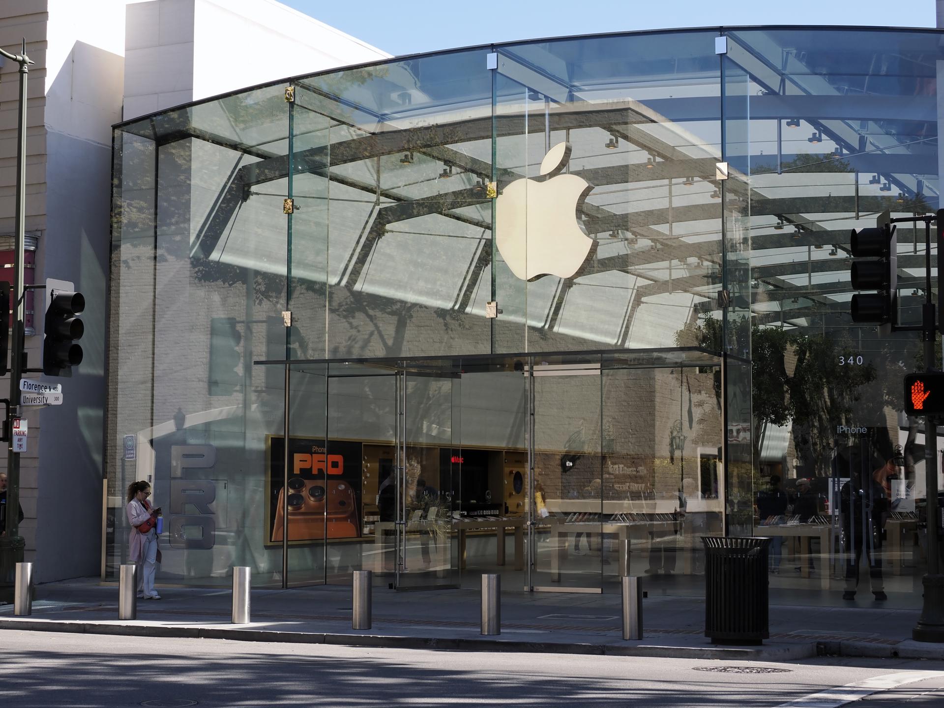 Fotografía de archivo del 29 de octubre del 2025 de una tienda de Apple en Palo Alto, California (EE. UU.). EFE/JOHN G. MABANGLO/ARCHIVO
