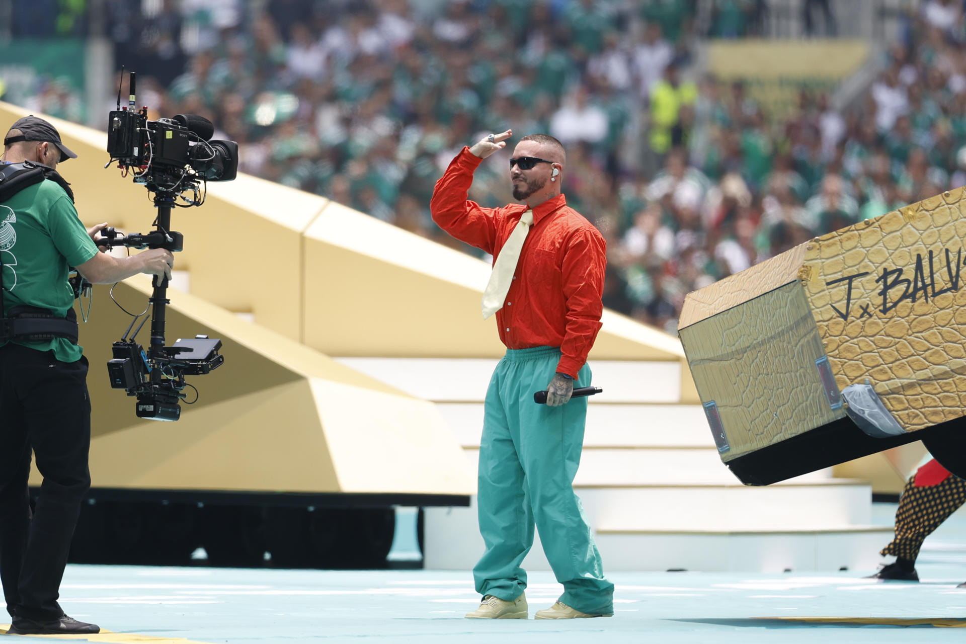 El cantante colombiano J Balvin se presenta este jueves, en la inauguración del Mundial de la FIFA 2026 en el estadio Ciudad de México (México). EFE/ Sashenka Gutierrez
