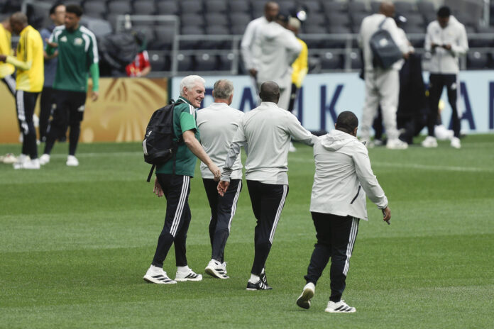 El seleccionador de Sudáfrica, Hugo Broos (3-i), y el cuerpo técnico reaccionan este miércoles, durante un reconocimiento de cancha en el estadio Ciudad de México (México). EFE/ Isaac Esquivel
