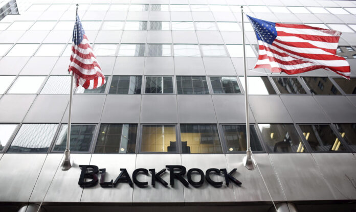 Fotografía de archivo de un sector de la fachada del edificio sede del fondo de inversiones estadounidense BlackRock, en Nueva York (NY, EE.UU.). EFE/Justin Lane

