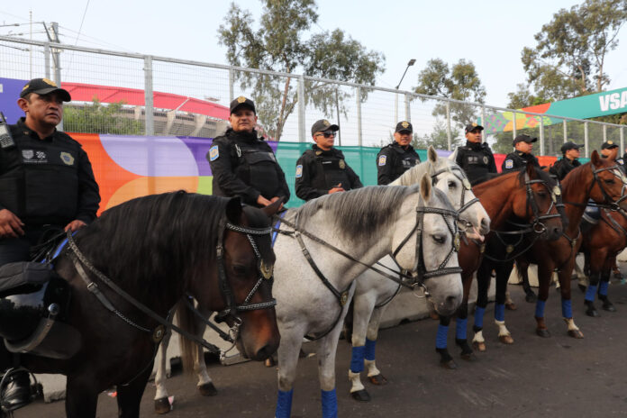 Integrantes de la Guardia Nacional de México custodian este jueves, en las inmediaciones del estadio Ciudad de México (México). EFE/ Mario Guzmán
