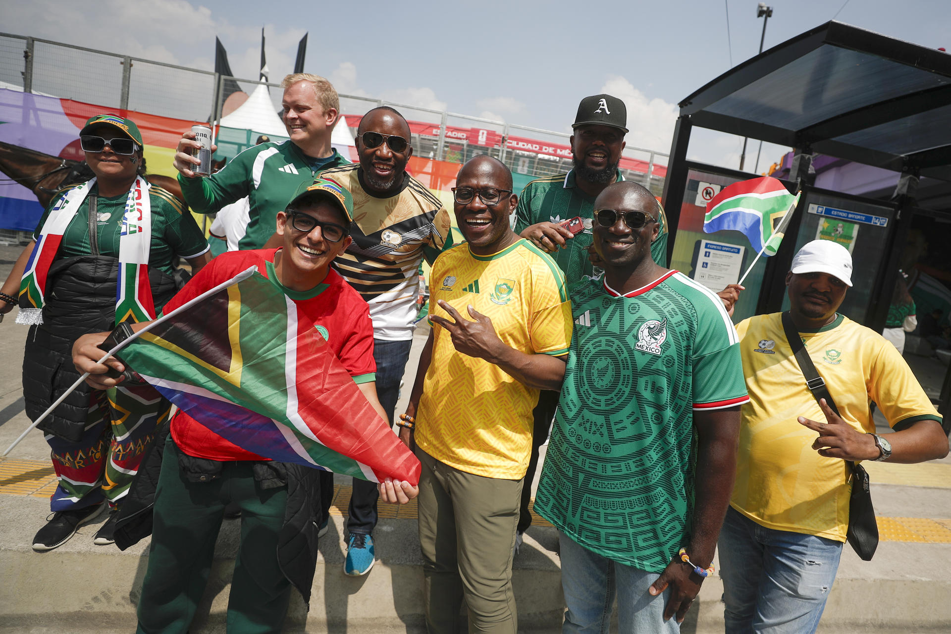 Aficionados de México y Sudáfrica animan previo a la inauguración del Mundial de la FIFA 2026 este jueves, en el estadio Ciudad de México (México). EFE/Isaac Esquivel
