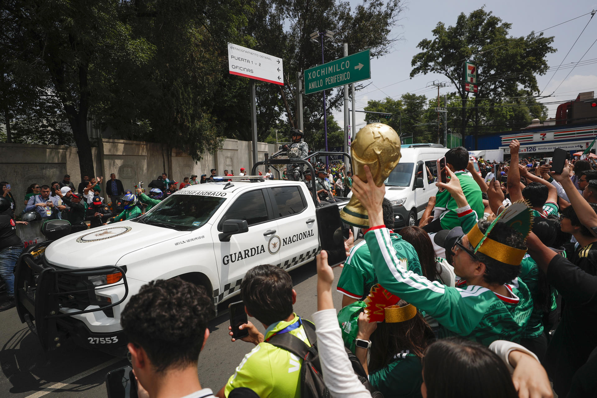 Aficionados animan previo a la inauguración del Mundial de la FIFA 2026 este jueves, en el estadio Ciudad de México (México). EFE/Isaac Esquivel
