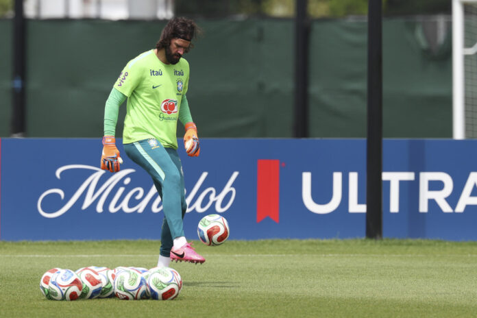 Alisson, portero de Brasil, se entrena en el centro Columbia Park este jueves, en Morristown, New Jersey (EE.UU.). EFE/Sebastiao Moreira
