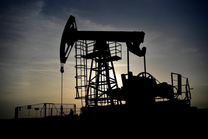 Imagen de archivo de un pozo petrolero. EFE/EPA/Zsolt Czegledi
